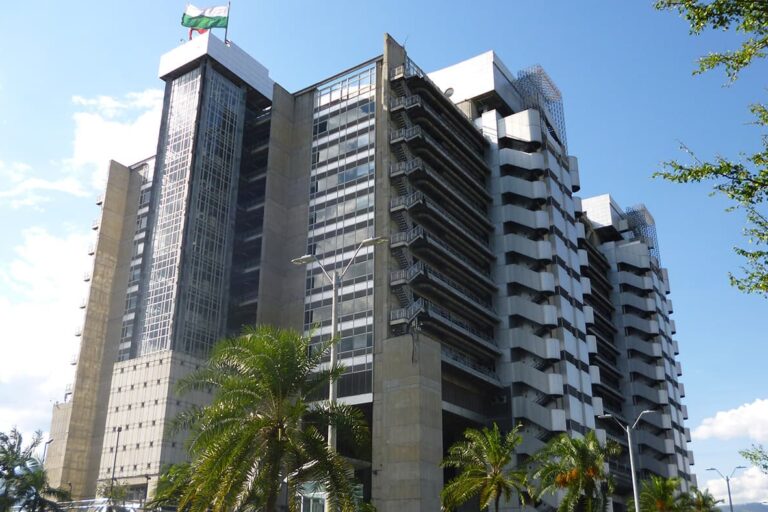 Las Empresas Públicas de Medellín (EPM) son una destacada entidad colombiana que opera en el sector de servicios públicos.