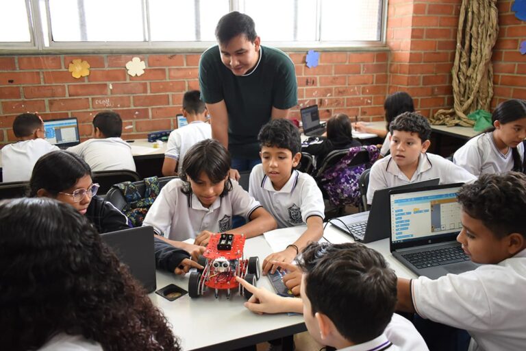 Jóvenes innovadores presentan soluciones para los retos de Medellín en el cierre de GeneraciónTech