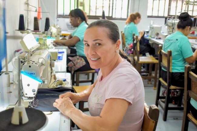 Enplanta es el programa que está ayudando a las empresas de Medellín a fortalecerse siendo más productivas y sostenibles. A través de acompañamiento especializado y metodologías prácticas aplicadas directamente en la organización, 96 empresas mejorarán sus procesos, optimizarán su operación y elevarán su competitividad con resultados medibles.